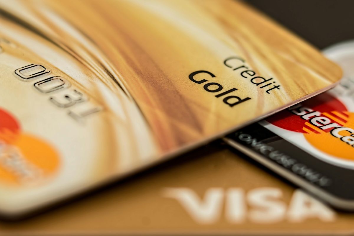 Reclama comisiones indebidas en tarjetas de crédito
